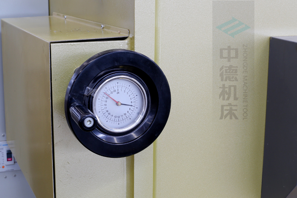 ZDG-632刀片間隙調(diào)節(jié)裝置，設(shè)置在機架前面，并有刻度顯示，調(diào)節(jié)方便.jpg